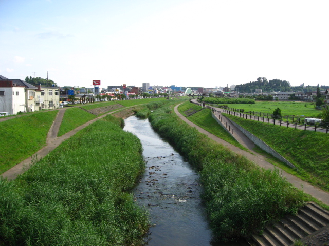 根木名川の流れと河川敷