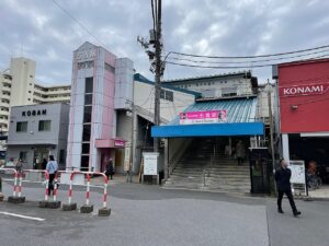 京成松戸線 五香駅の東口。駅名塔と交番が並ぶ駅前ロータリー