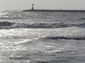 大原漁港に隣接する大原海水浴場の砂浜