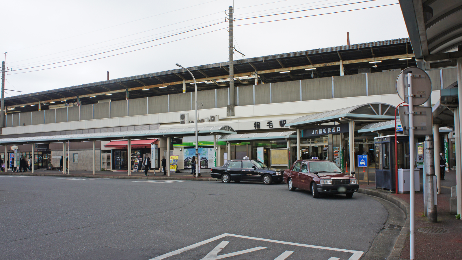 JR稲毛駅西口の駅前風景