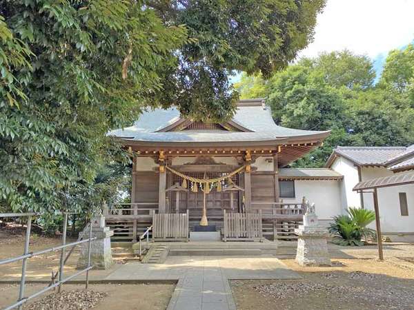 初富稲荷神社の社殿と注連縄