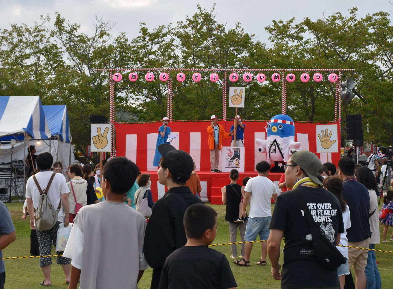 下総ふるさとふれあい納涼まつりで盆踊りを楽しむ人たち