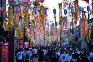 約150本の七夕飾りが並ぶ旭市中央商店街のにぎわい