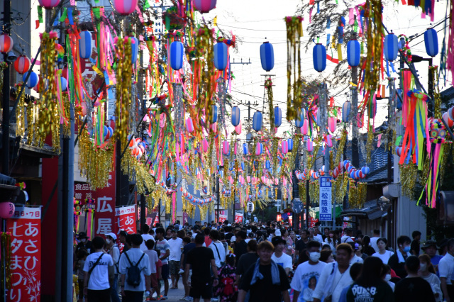約150本の七夕飾りが並ぶ旭市中央商店街のにぎわい