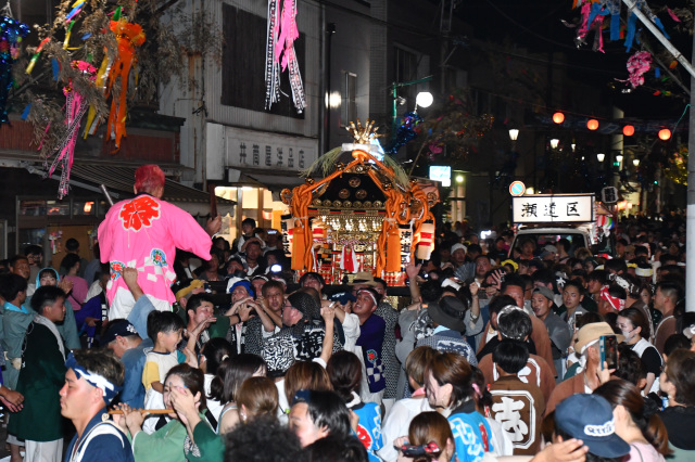 七夕飾りの下を進む夜の神輿