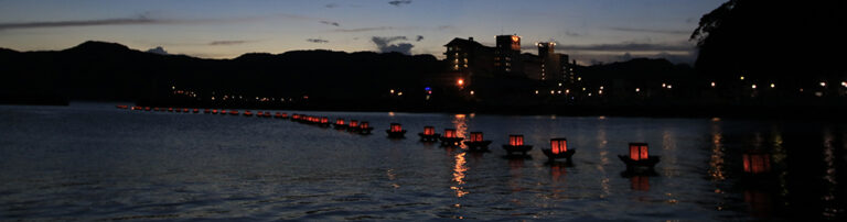 誕生寺の灯篭流しで内浦湾に浮かぶ灯籠