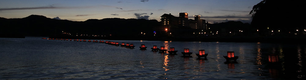 誕生寺の灯篭流しで内浦湾に浮かぶ灯籠
