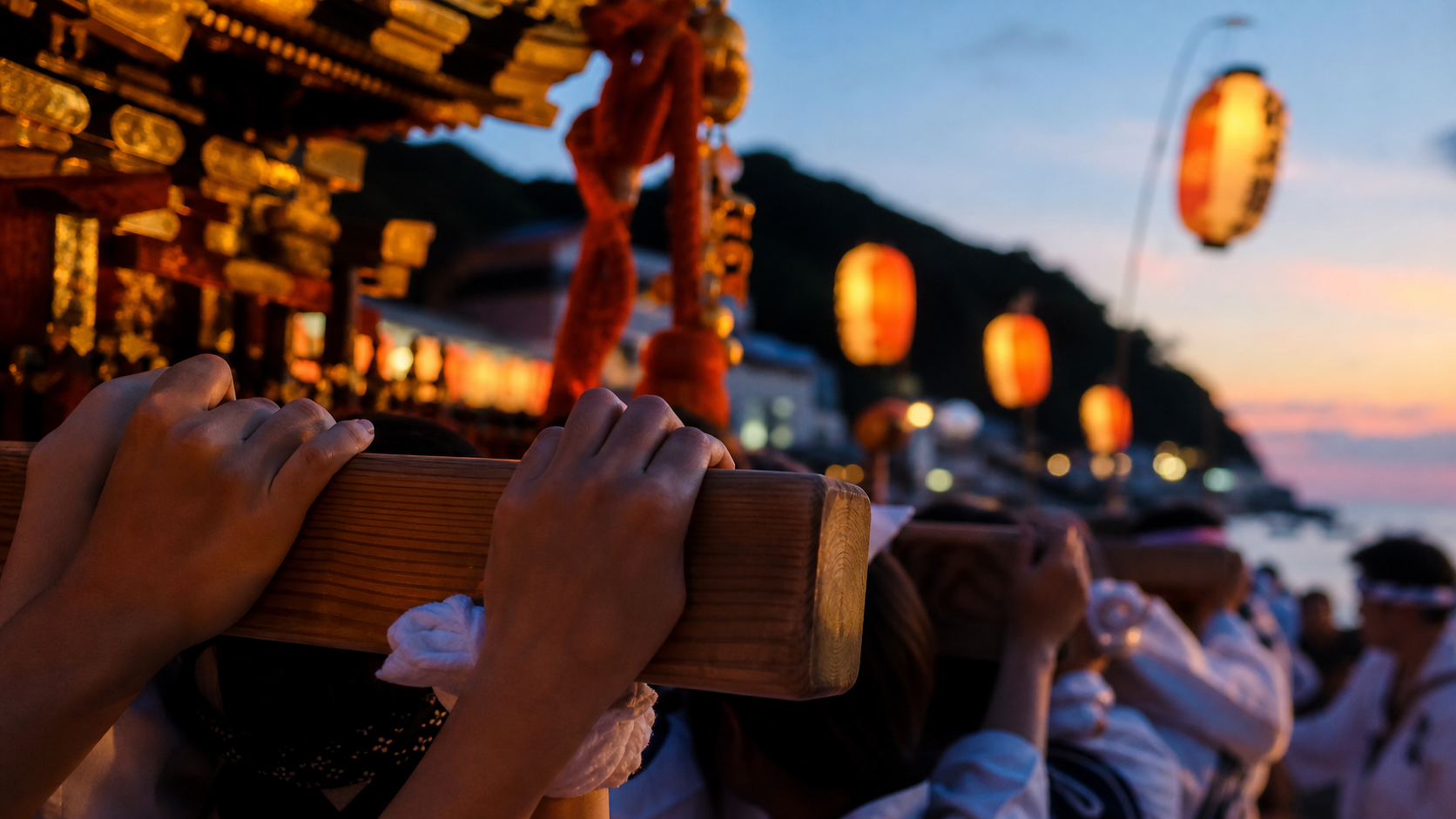 神輿を担ぐ手元と提灯が灯る夏祭りのイメージ