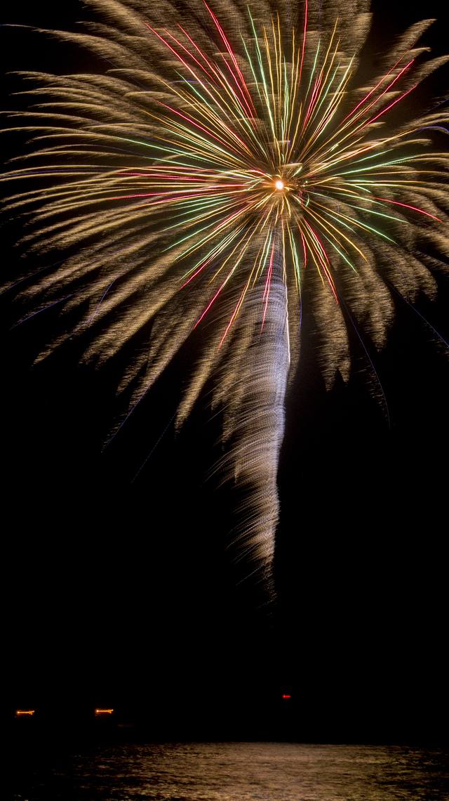 内浦の夜空に大きく開く連夜の花火