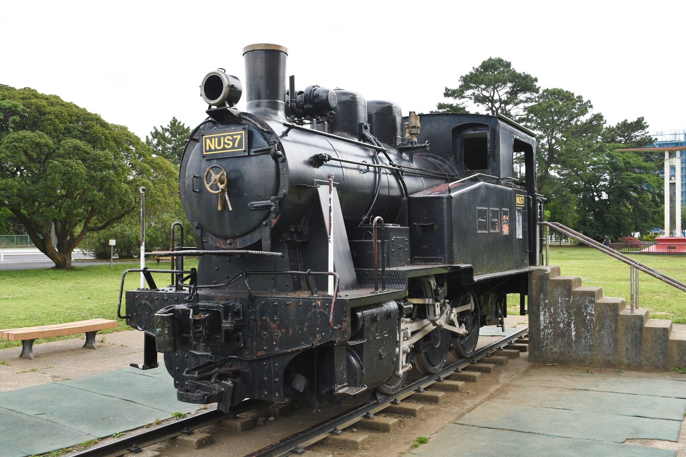 稲岸公園に展示された黒い蒸気機関車NUS7。線路の上に実物が置かれている