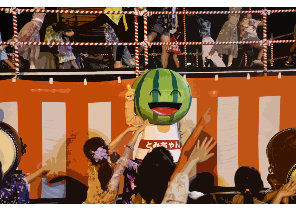 とみちゃん夏まつりの櫓ステージに登場したスイカ頭のマスコット「とみちゃん」と盆踊りの様子