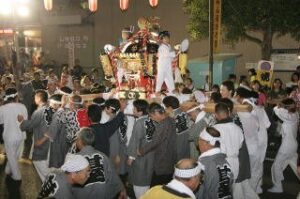 臼井ふるさとにぎわい祭で神輿を担ぐ様子