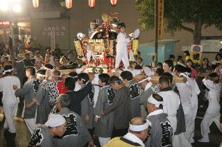 臼井ふるさとにぎわい祭で神輿を担ぐ様子