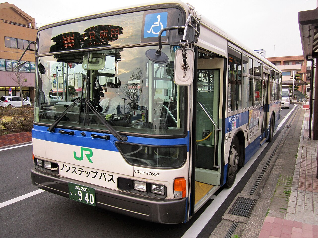 祭りの玄関口となるJR八日市場駅前の様子