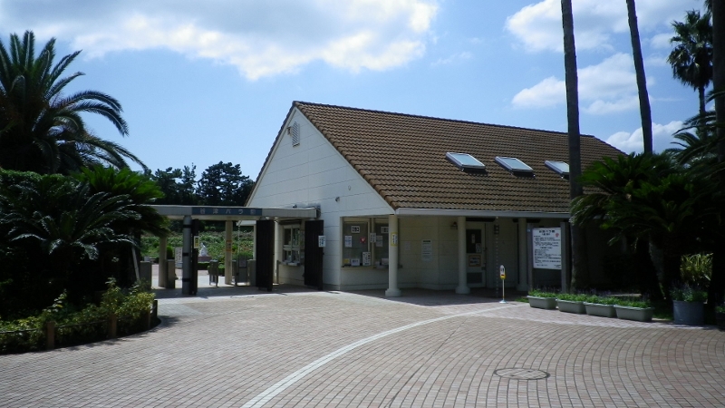 習志野市谷津バラ園の入口と管理棟。8月末に撮影されたもの