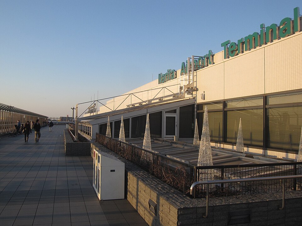 成田空港第1旅客ターミナルの展望デッキ。奥に「Narita Airport Terminal」の緑の文字が見える