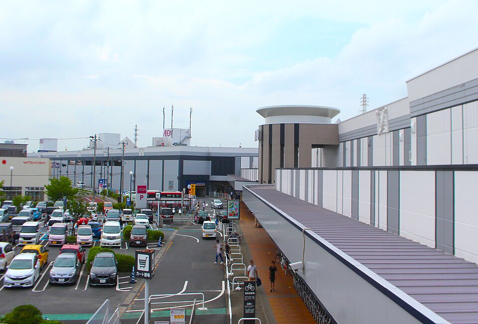 イオンモール成田の外観（出典：ウィキメディア・コモンズ CC BY-SA 4.0）