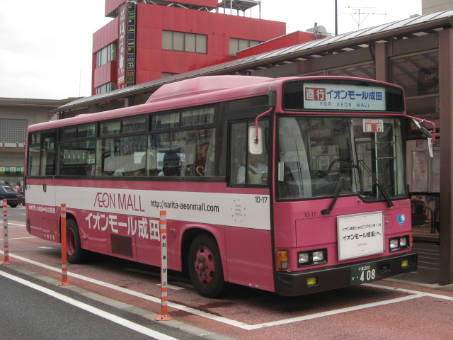 京成成田駅前に停まる「直行 イオンモール成田」と表示されたピンク色の路線バス