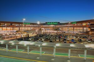 夜の成田空港第1旅客ターミナル（出典：ウィキメディア・コモンズ CC BY-SA 4.0）