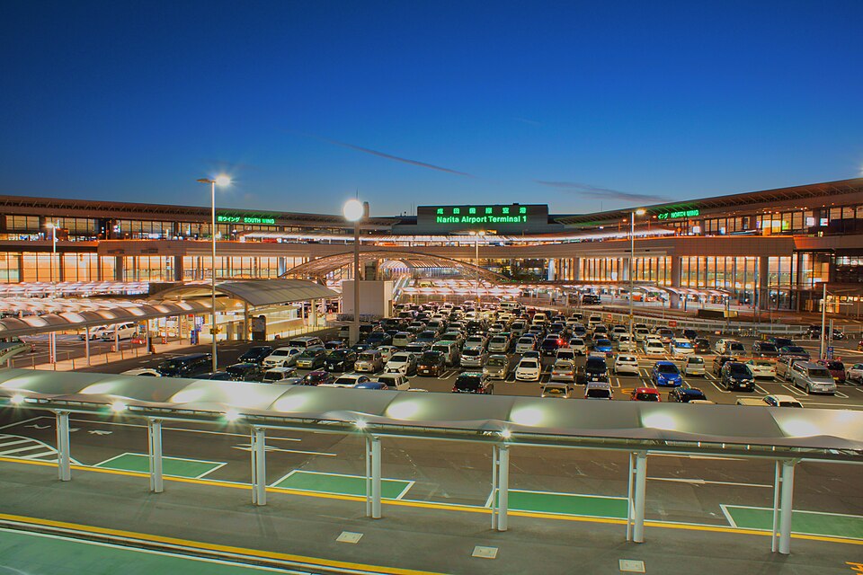 夜の成田空港第1旅客ターミナル（出典：ウィキメディア・コモンズ CC BY-SA 4.0）