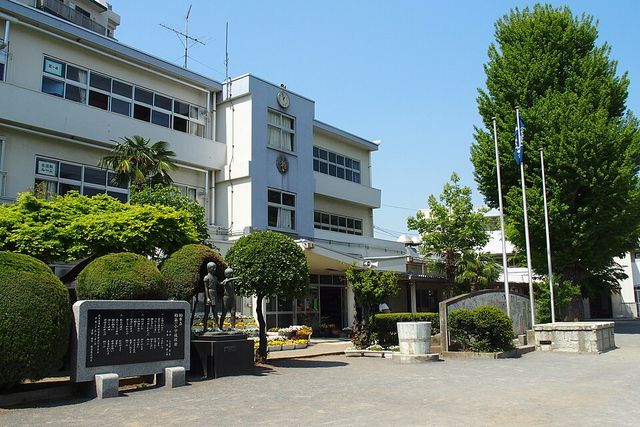 柏市立柏第一小学校の校舎正面。あけぼの納涼の夕べの会場