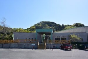 千葉県立館山野鳥の森のふれあい野鳥館の建物正面と駐車場
