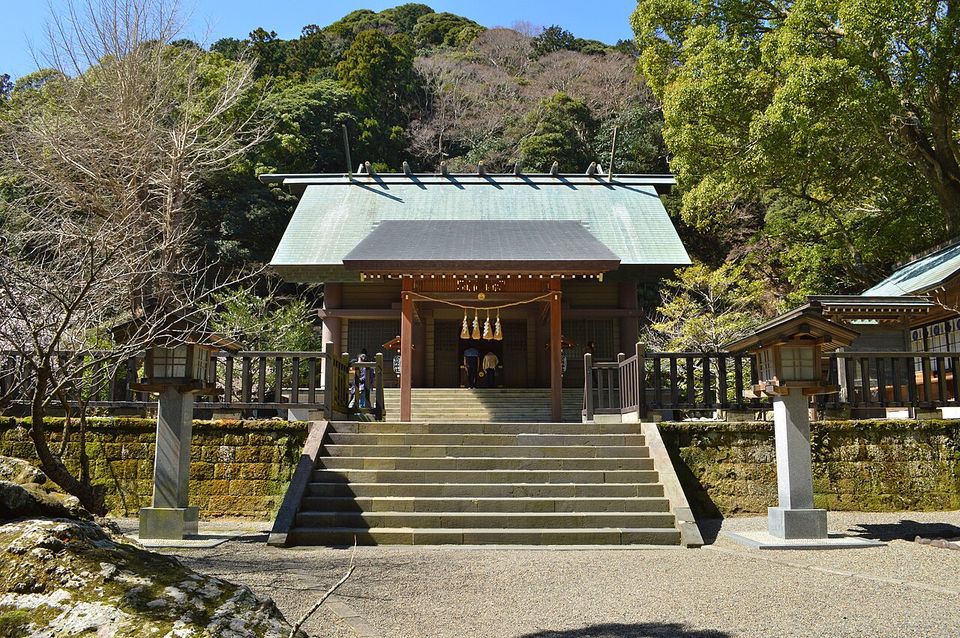 安房神社の拝殿を正面から見た様子
