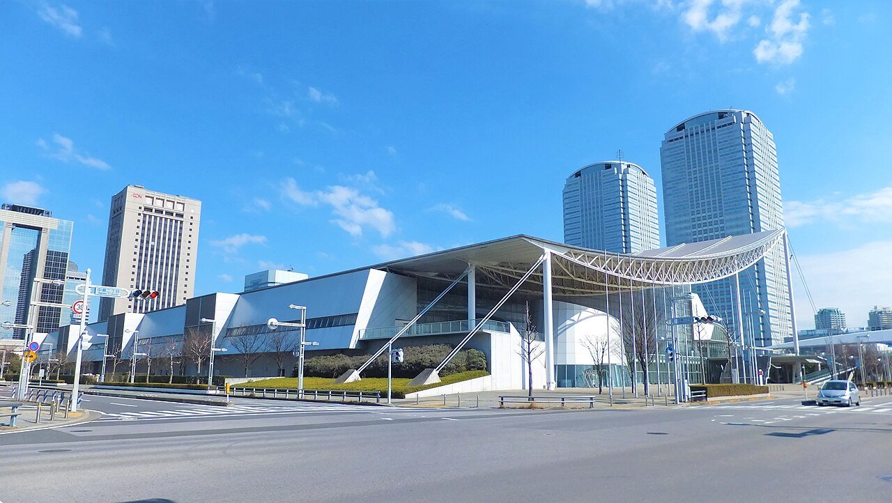 中瀬2丁目交差点から見た幕張メッセ国際展示場の外観