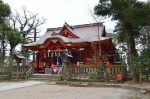 飯香岡八幡宮の拝殿（出典：ウィキメディア・コモンズ CC0）