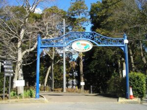 あけぼの山農業公園の風車前花畑（出典：ウィキメディア・コモンズ パブリックドメイン）