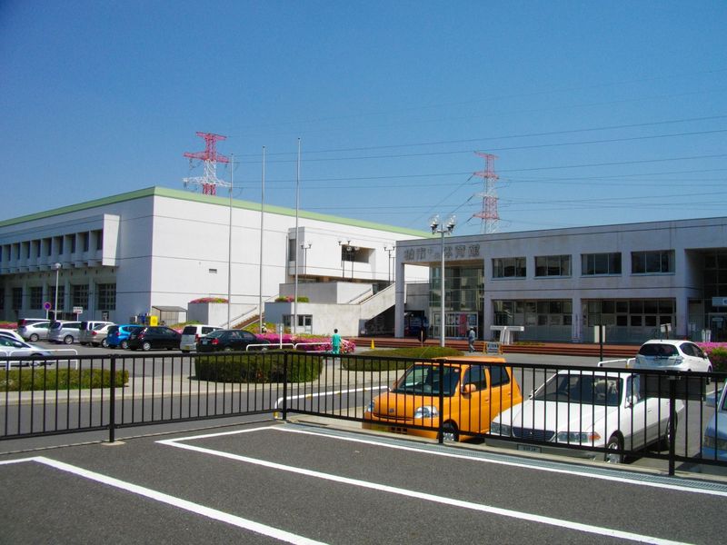 柏市中央体育館の建物と、手前に並ぶ駐車場の区画