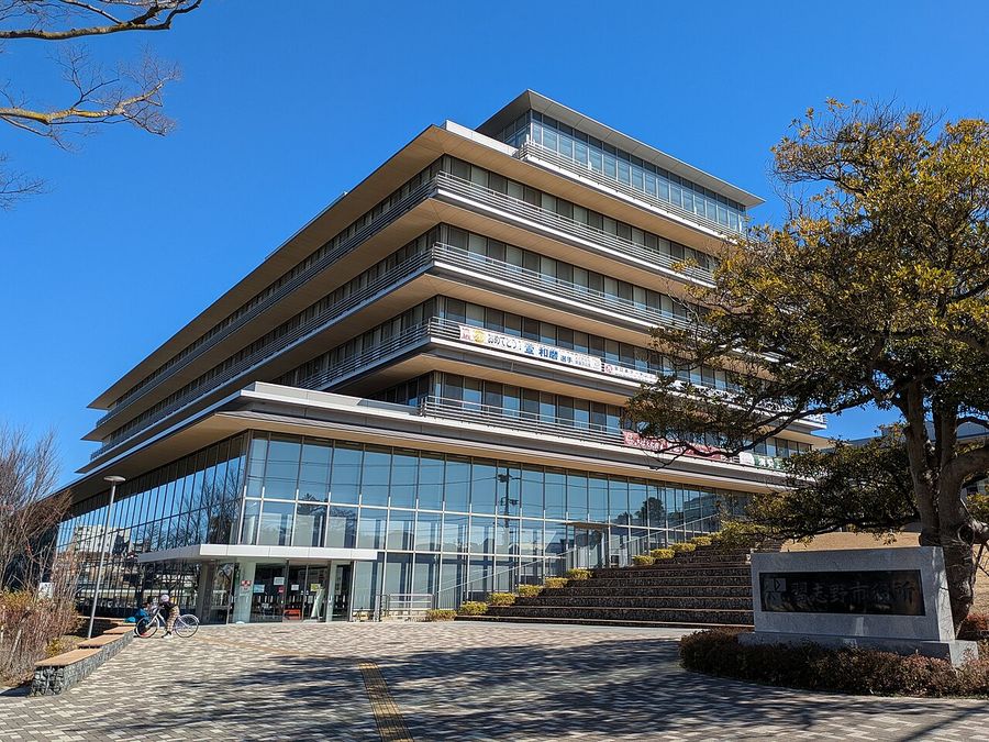 習志野市役所の庁舎外観（出典：ウィキメディア・コモンズ Suikotei CC BY 4.0）