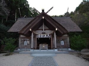 高家神社の拝殿（出典：ウィキメディア・コモンズ Jerry fish tkc CC BY-SA 3.0）
