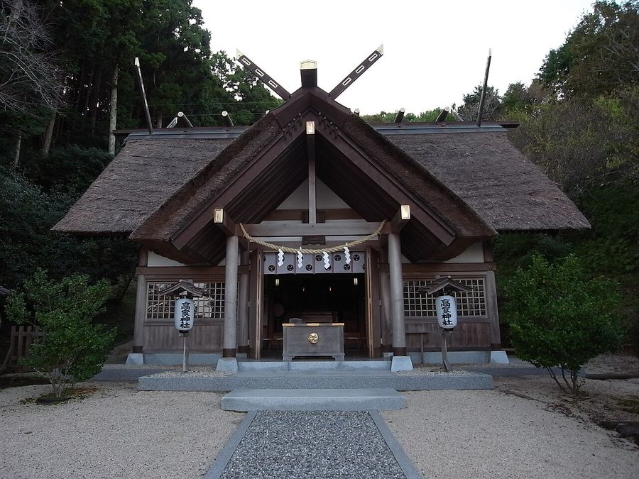 高家神社の拝殿（出典：ウィキメディア・コモンズ Jerry fish tkc CC BY-SA 3.0）