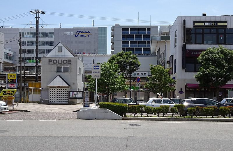 南柏駅西口のロータリーと駅前の交番、タクシー乗り場