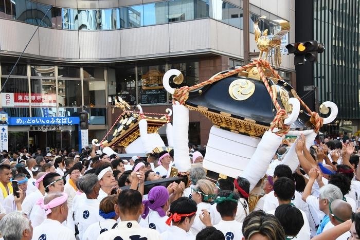 担ぎ手に持ち上げられた大神輿
