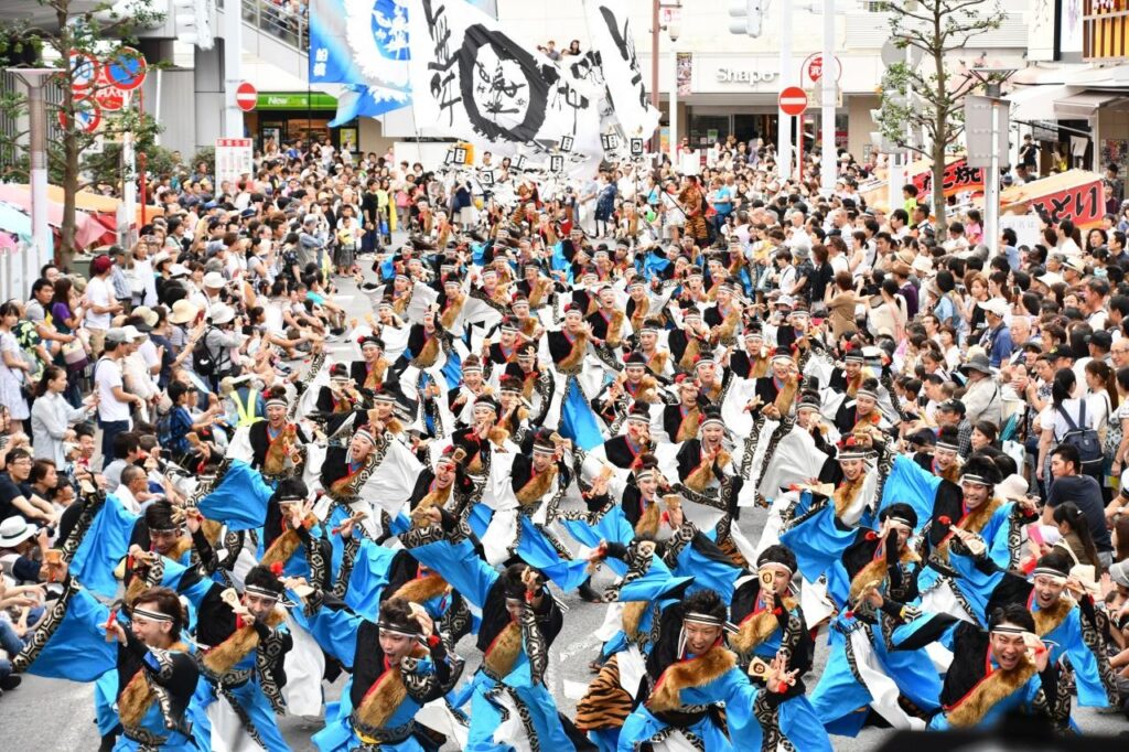 船橋駅前を埋めるよさこいの演舞と観客