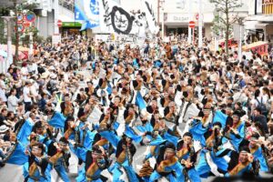 船橋駅前を埋めるよさこいの演舞と観客