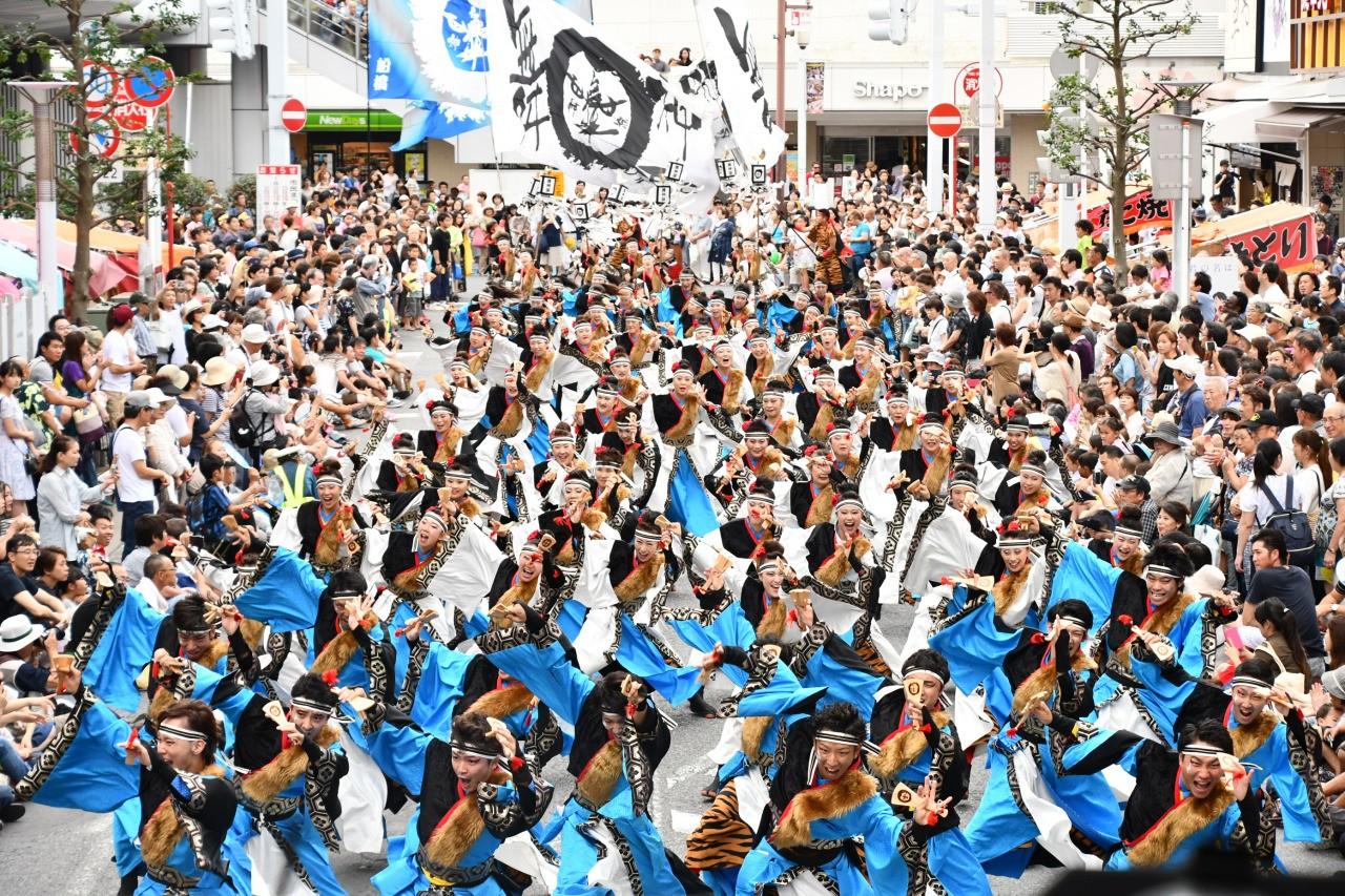 船橋駅前を埋めるよさこいの演舞と観客