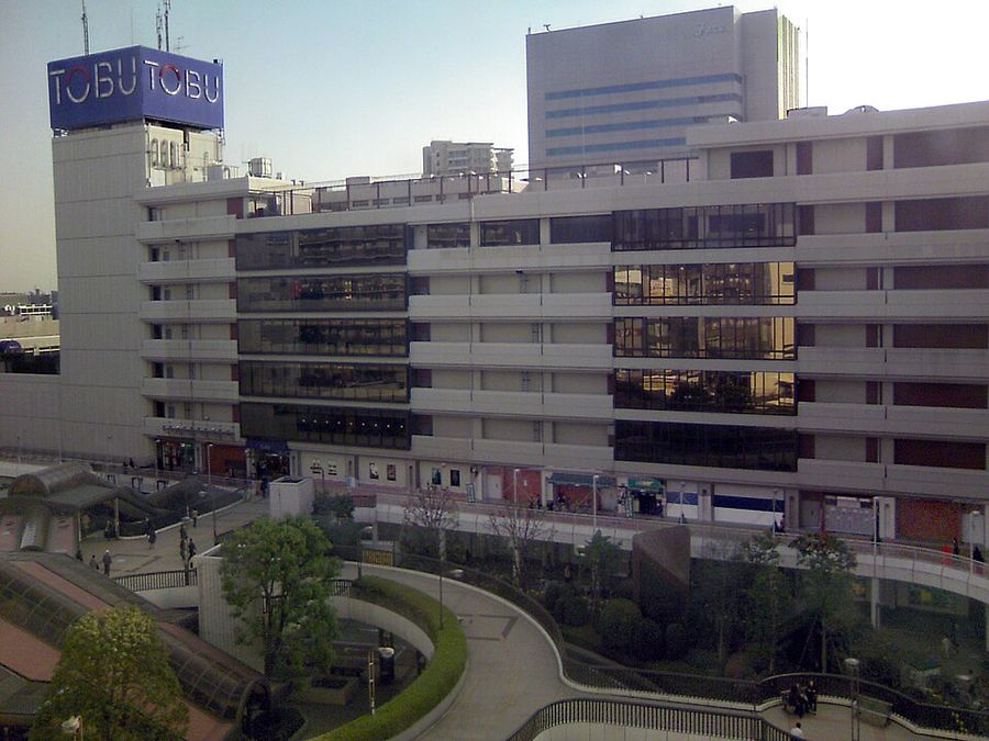 東武百貨店船橋店の建物と駅前デッキ