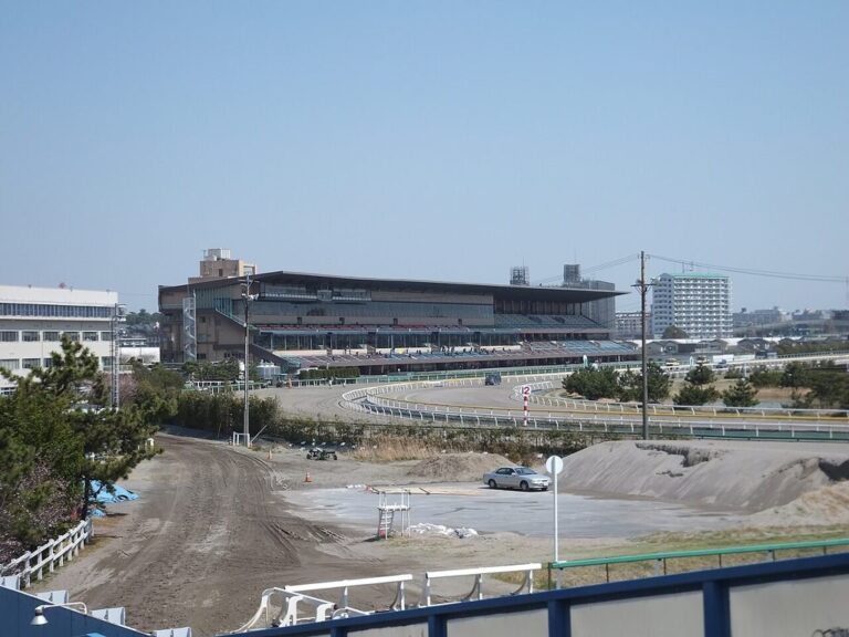 船橋競馬場のメインスタンドを外から見たようす