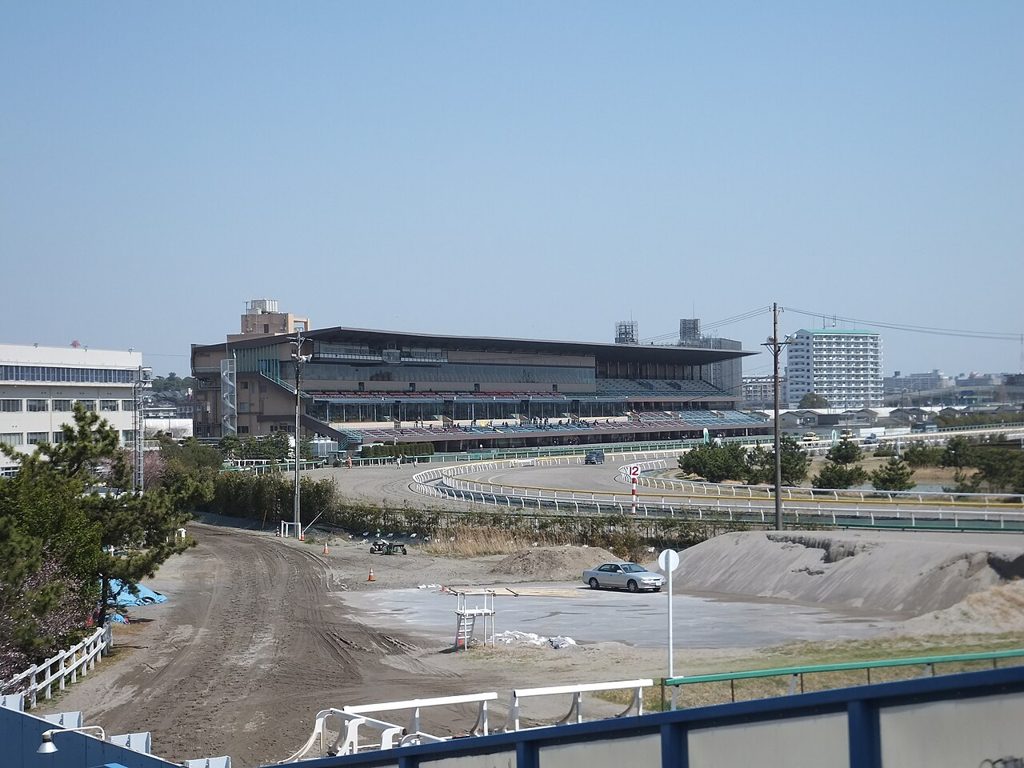 船橋競馬場のメインスタンドを外から見たようす