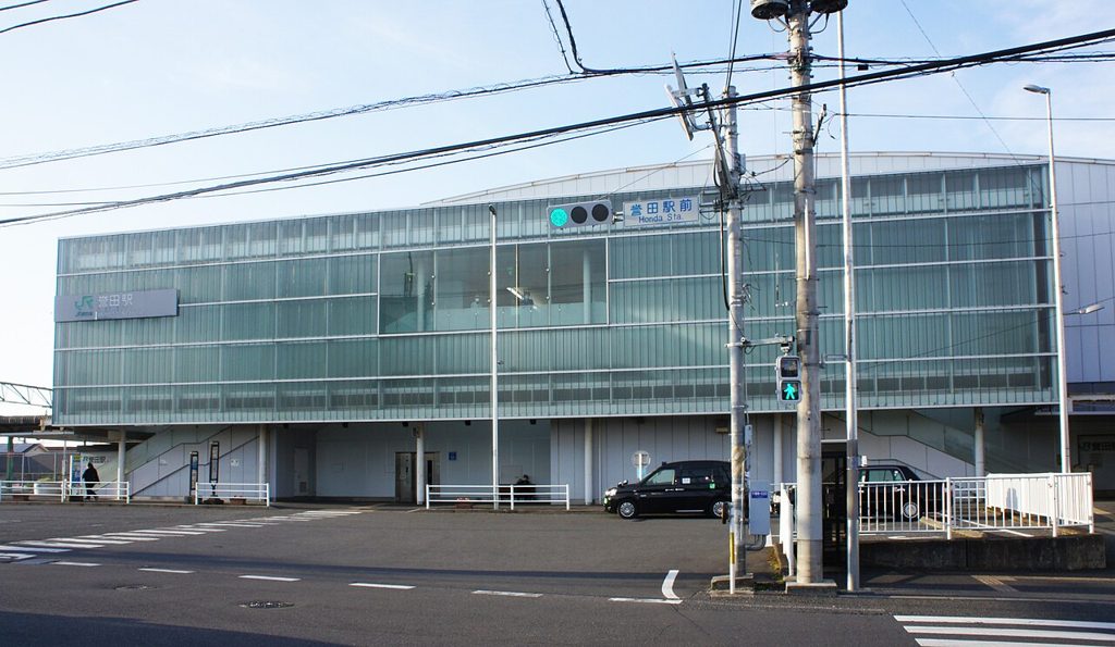 JR外房線 誉田駅の駅舎を駅前から見たようす