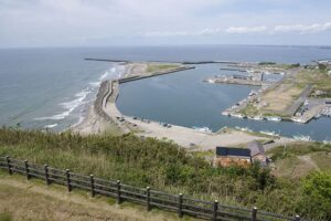 高台から見下ろした飯岡漁港と飯岡海岸の海岸線
