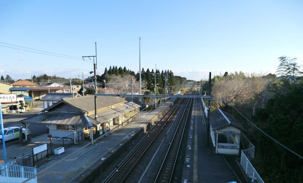 跨線橋から見下ろした長者町駅。左に瓦屋根の木造駅舎、2面のホーム、奥へ伸びる線路、右手前に木造の待合小屋