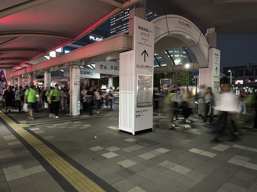 JR海浜幕張駅前の幕張メッセ方面の通路