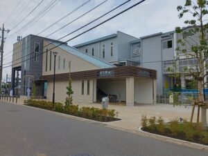 東武アーバンパークライン初石駅の東口。新しい駅舎の入口に「初石駅 東口」の看板が掲げられている