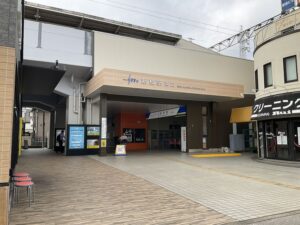東武アーバンパークライン新柏駅の東口。駅名を掲げた庇の下に改札口が見える