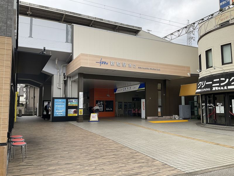 東武アーバンパークライン新柏駅の東口。駅名を掲げた庇の下に改札口が見える