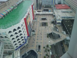 柏駅東口のペデストリアンデッキを上から見下ろした様子。デッキから複数の階段が地上へ下りている